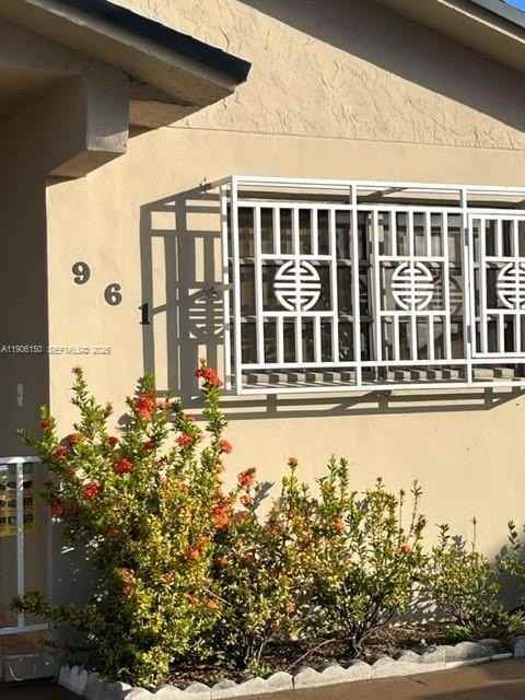 961 West 44th Street - Photo 3 of 35