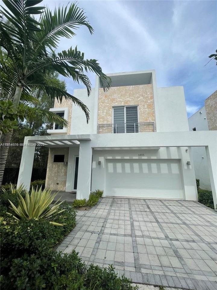 6855 Nw 103rd Ave - Photo 2 of 17