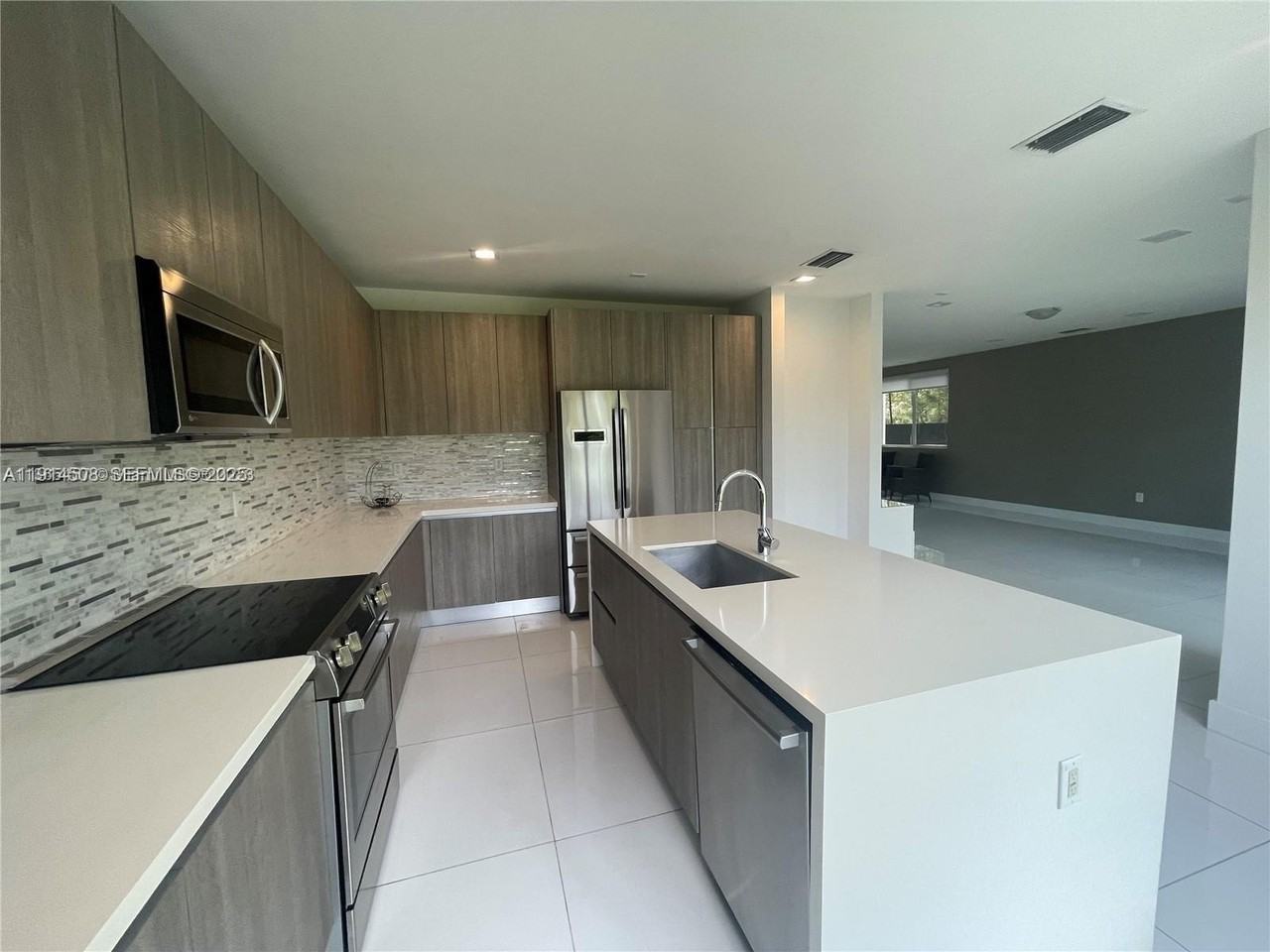 6855 Nw 103rd Ave - Photo 7 of 17