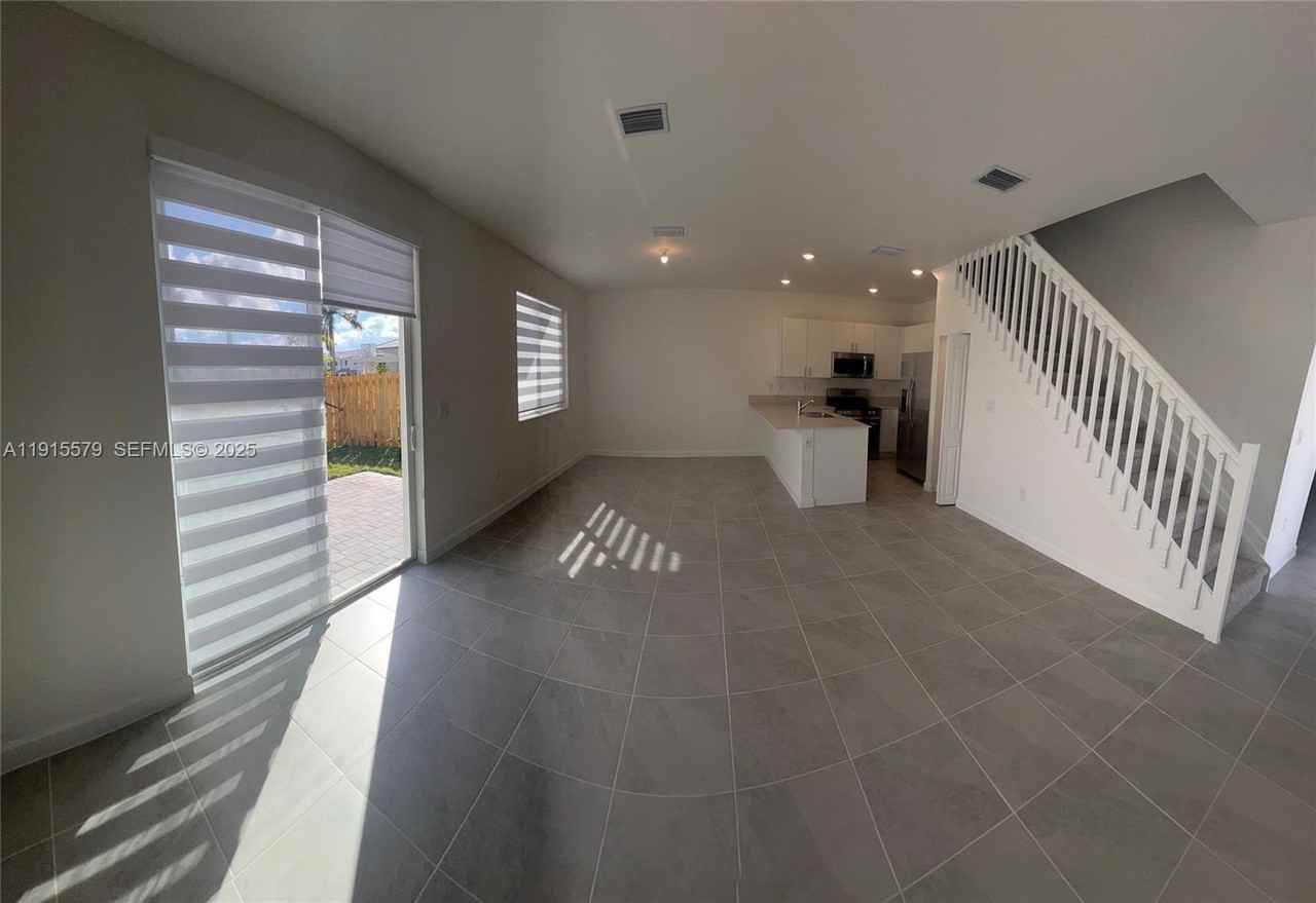 1455 SE 6th Ter - Photo 4 of 16