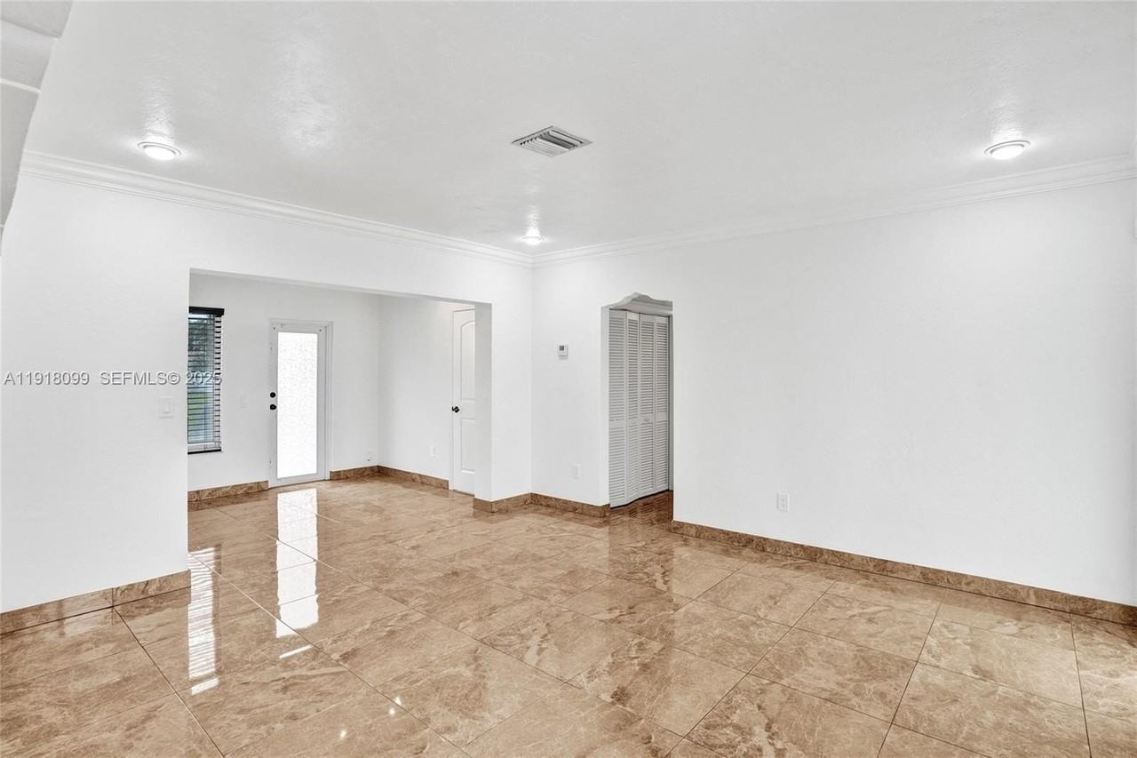 5801 Southwest 20th Street - Photo 4 of 40