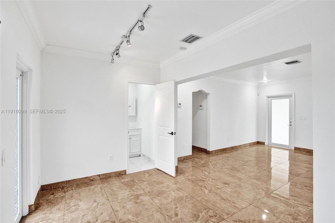 5801 Southwest 20th Street - Photo 7 of 40