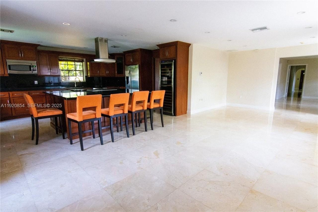 6384 Southwest 31st Street - Photo 7 of 43