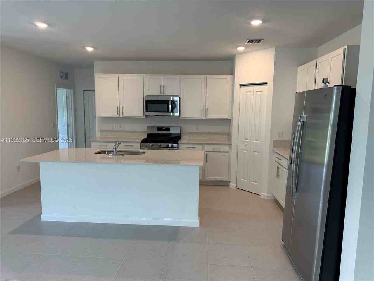 5885 Nw Sweetwood Dr - Photo 3 of 39