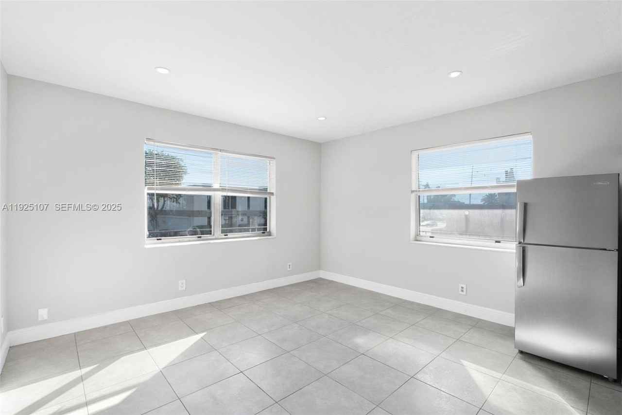 4021 N Andrews Ave #3 - Photo 4 of 16