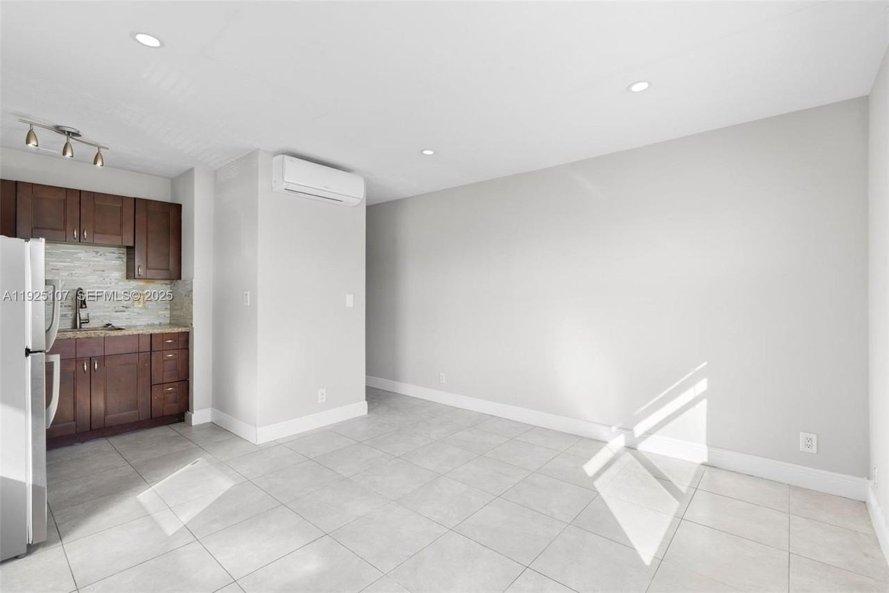 4021 N Andrews Ave #3 - Photo 6 of 16