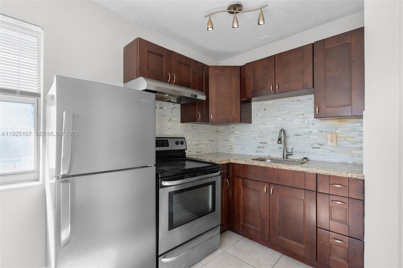 4021 N Andrews Ave #3 - Photo 7 of 16