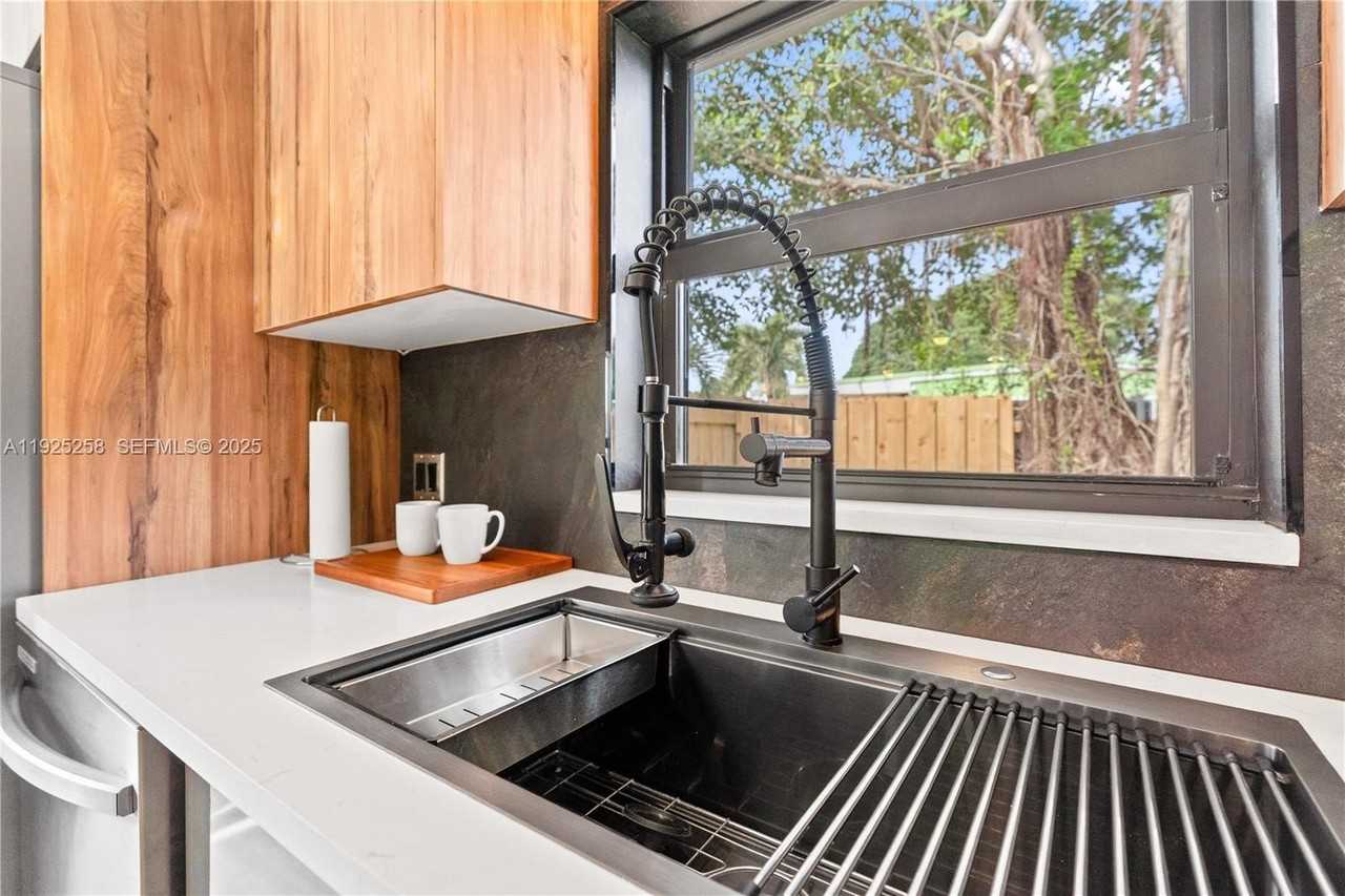 16145 Northwest 20th Avenue - Photo 4 of 40