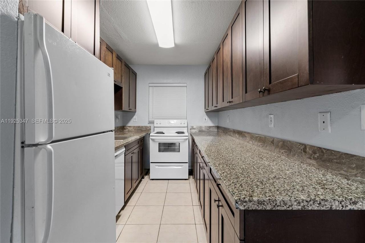 980 Ne 170th St #118 - Photo 3 of 32