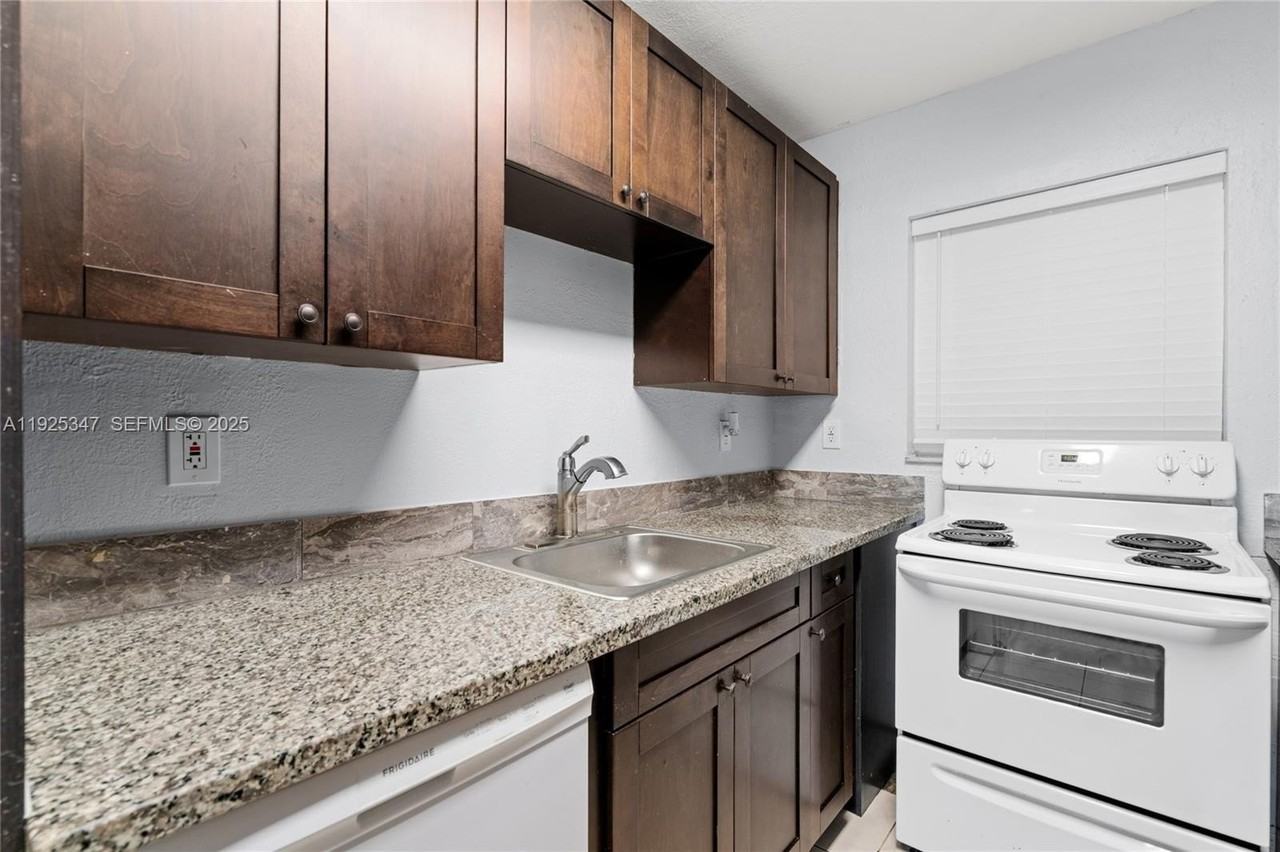 980 Ne 170th St #118 - Photo 5 of 32