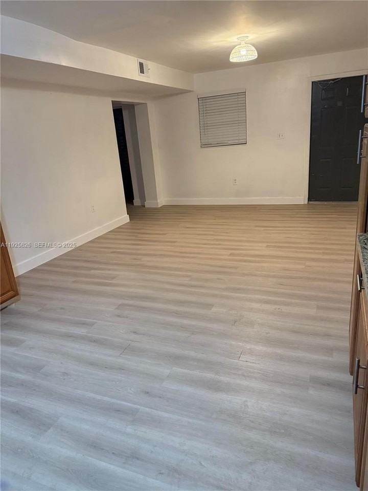 9855 Southwest 62nd Street - Photo 4 of 9