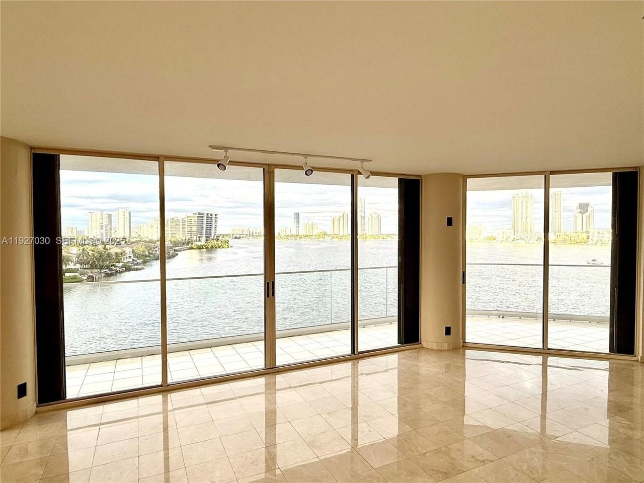 2800 Island Blvd #706 - Photo 3 of 11