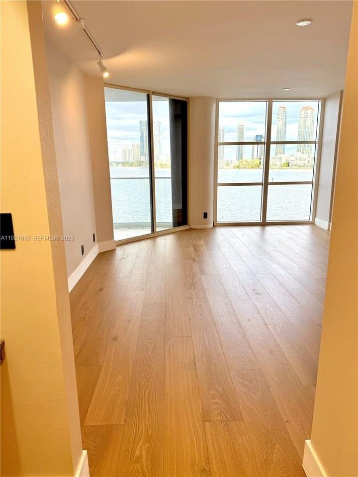 2800 Island Blvd #706 - Photo 5 of 11