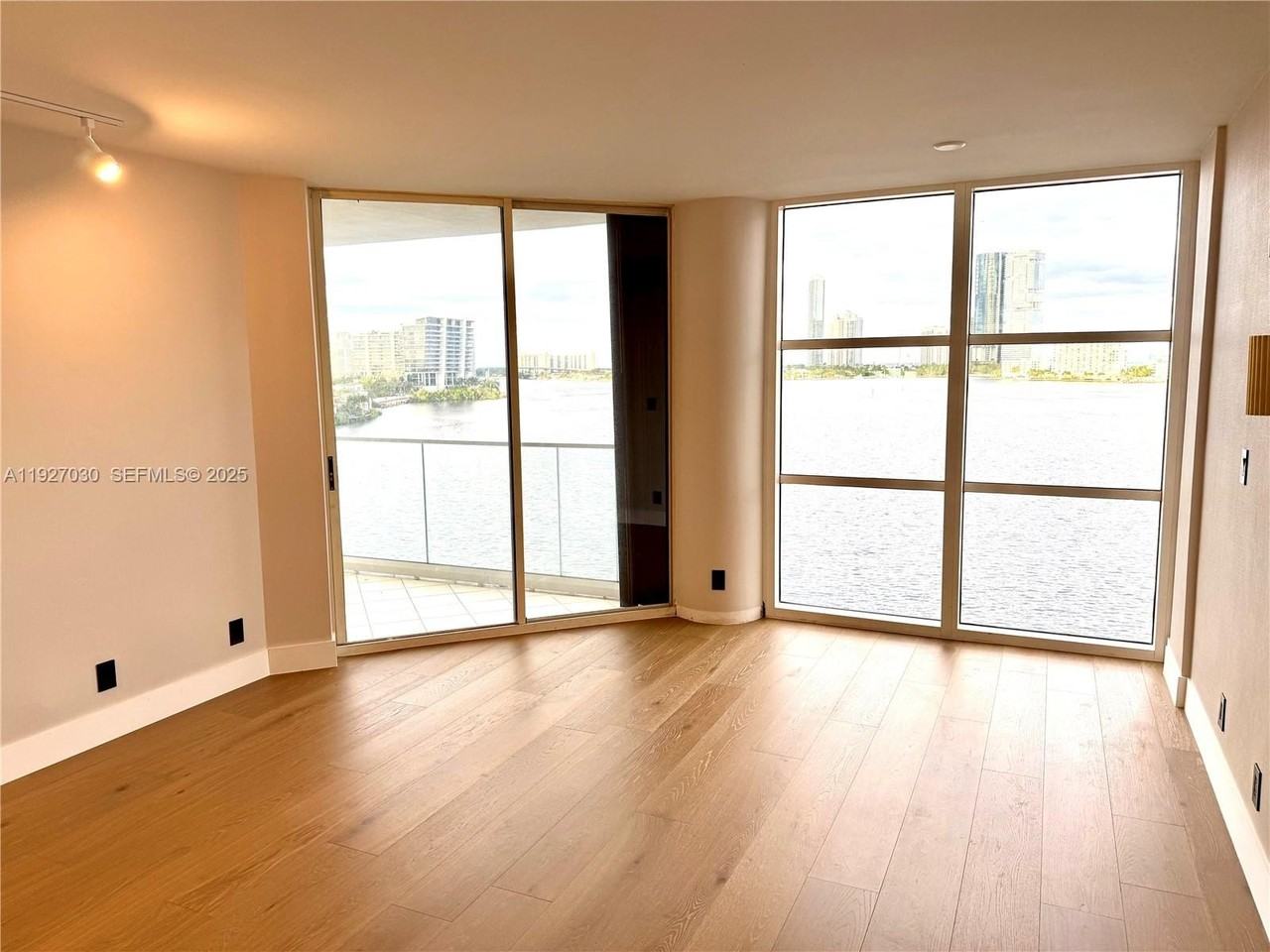 2800 Island Blvd #706 - Photo 6 of 11