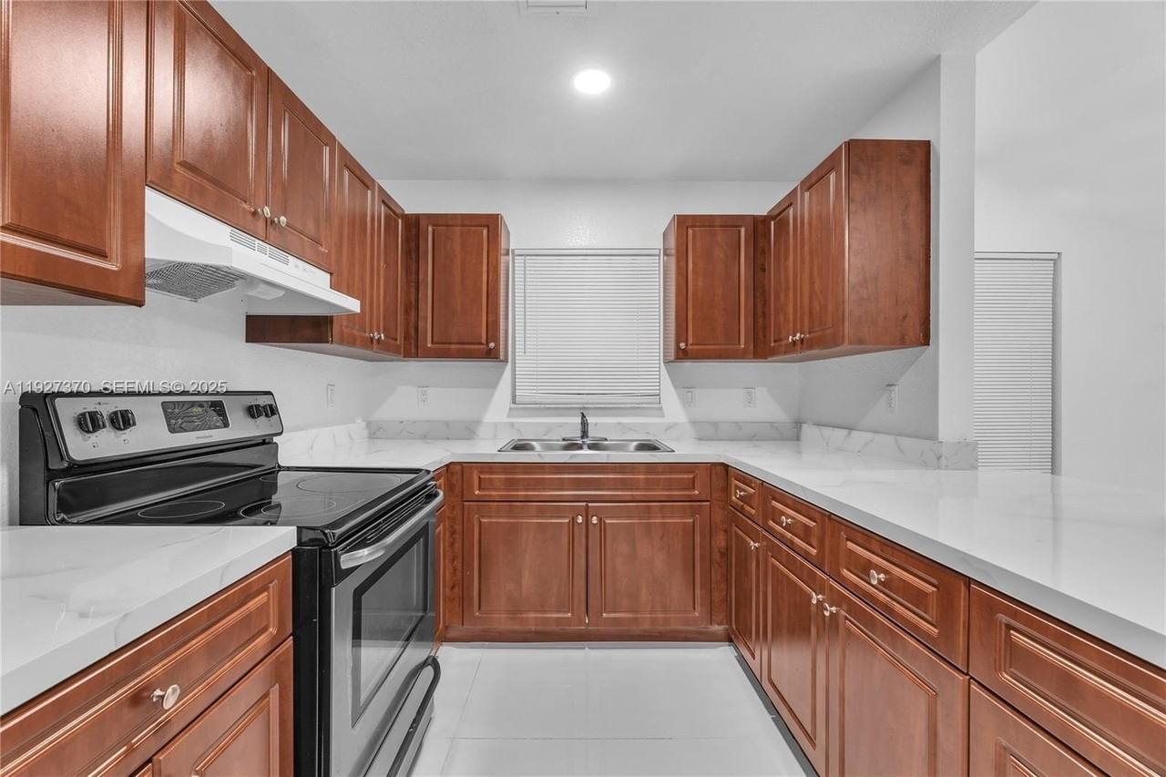 1541 Northwest 1st Court - Photo 5 of 12