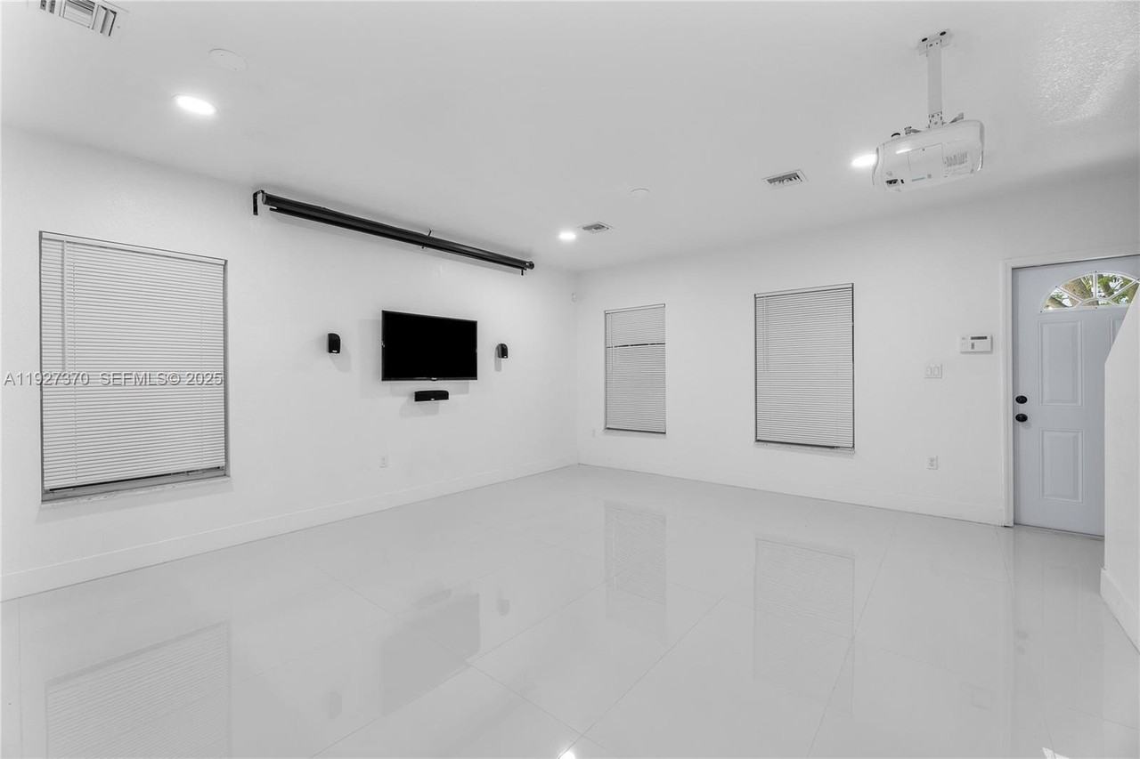 1541 Northwest 1st Court - Photo 6 of 12