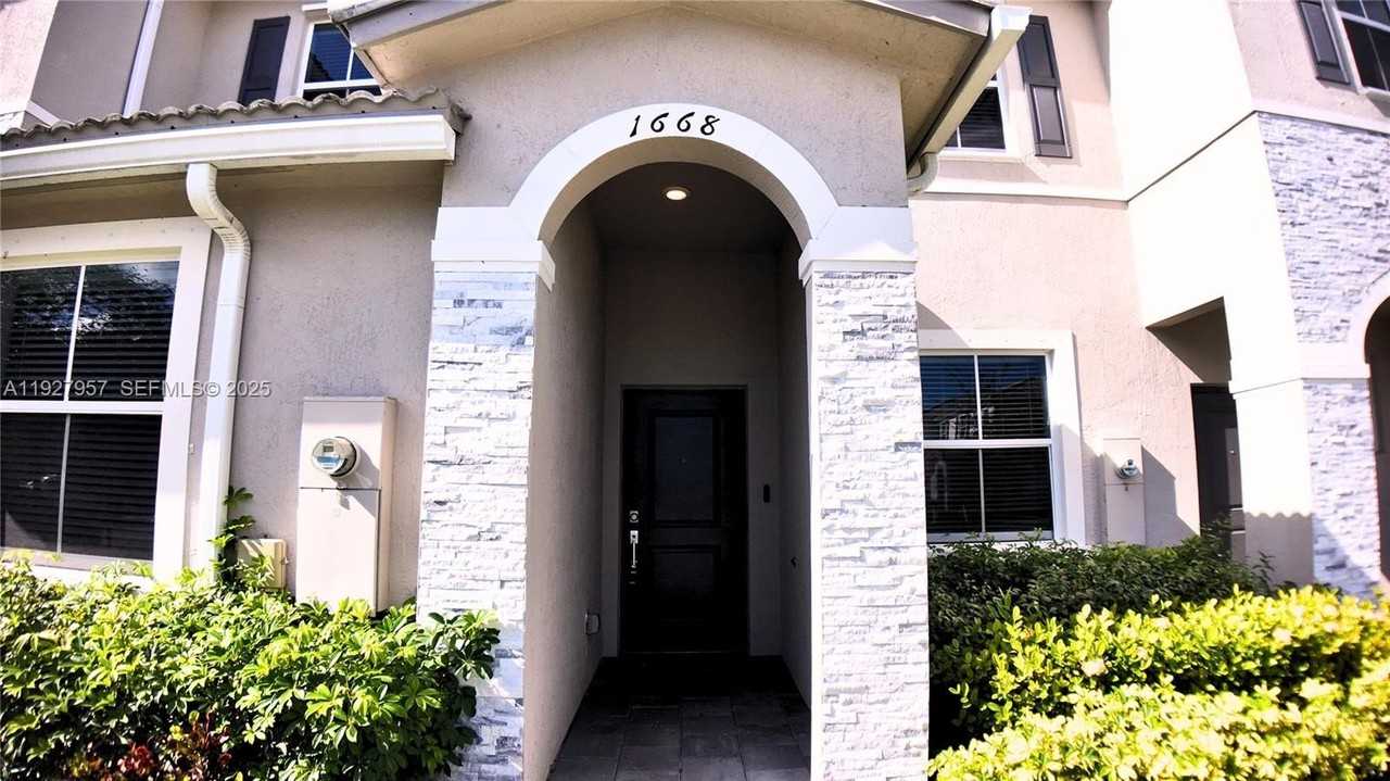 1668 Se 26th Ter #1668 - Photo 3 of 26