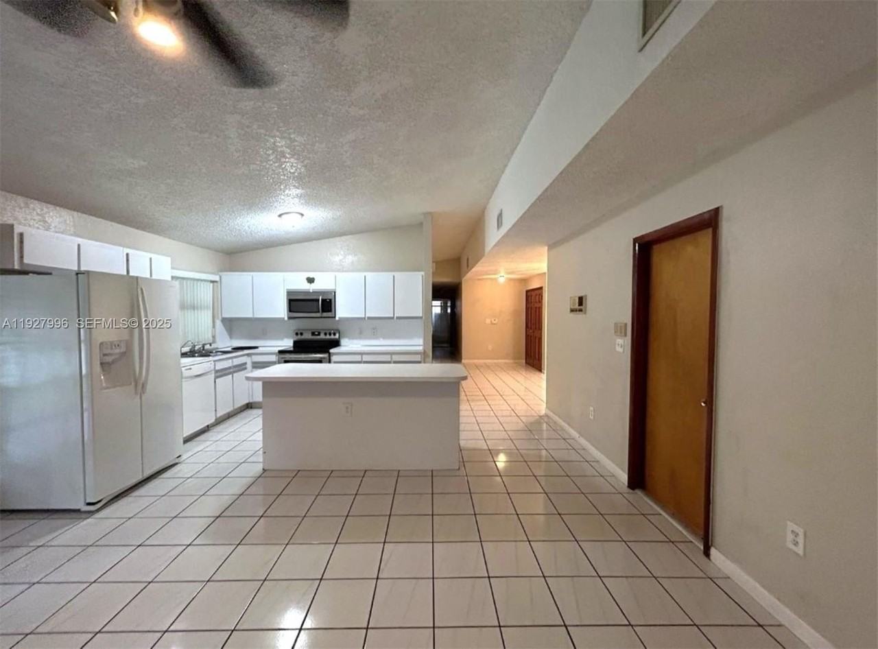 4531 Sw 146th Ct - Photo 5 of 24