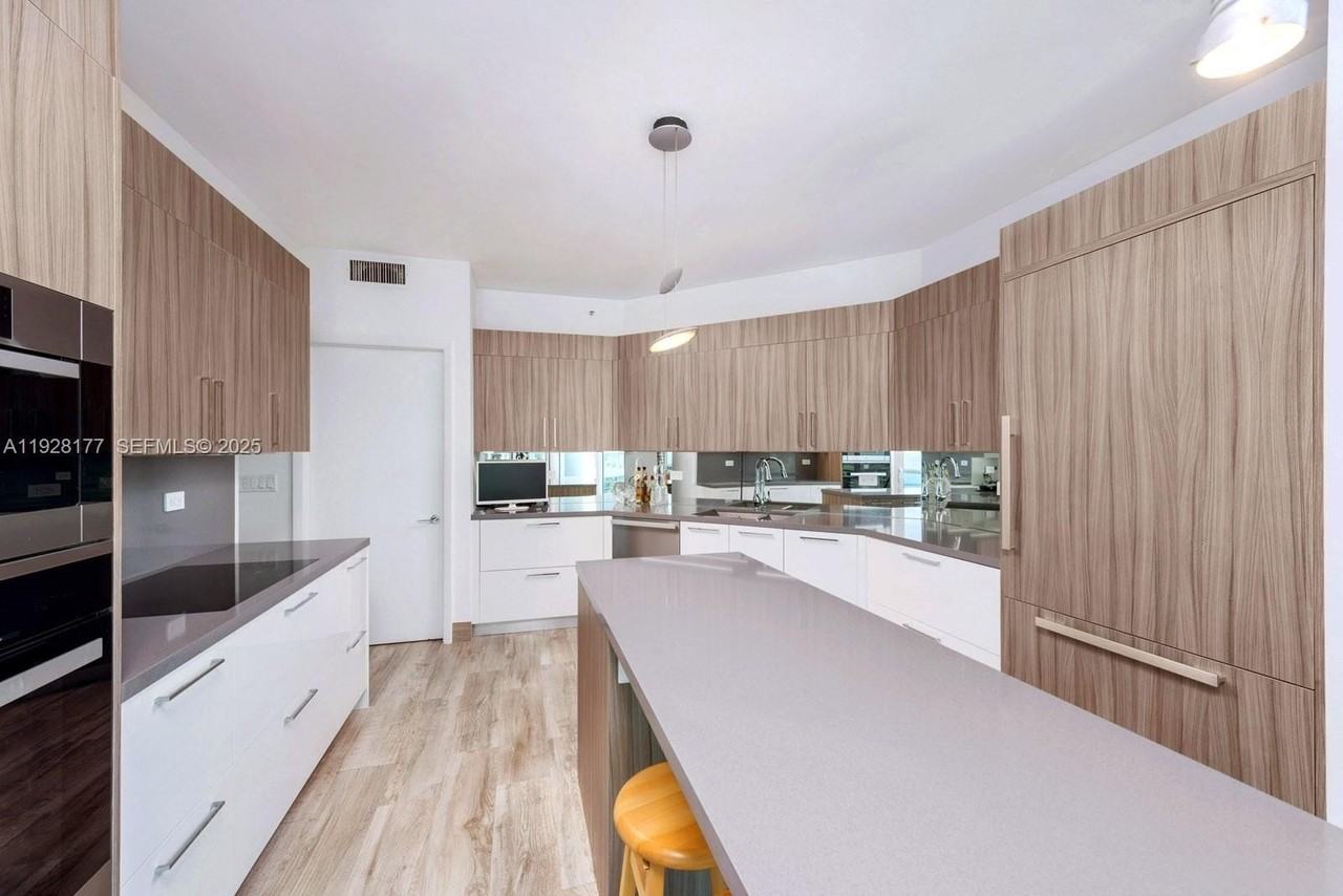 300 S Pointe Dr #1701 - Photo 5 of 35