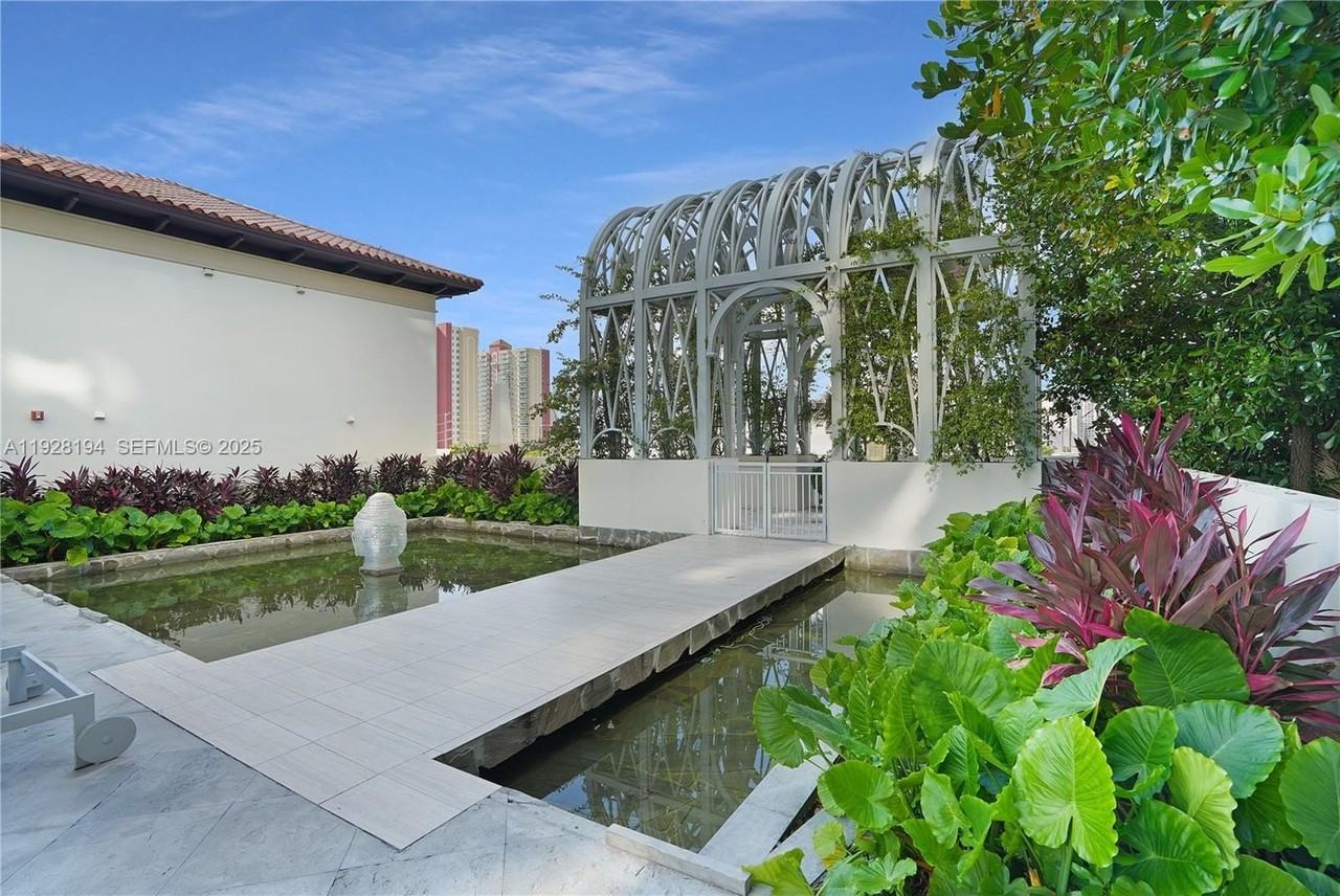 250 South Parkway - Photo 3 of 33