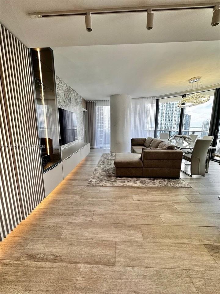 45 Sw 9th St #2303 - Photo 4 of 28