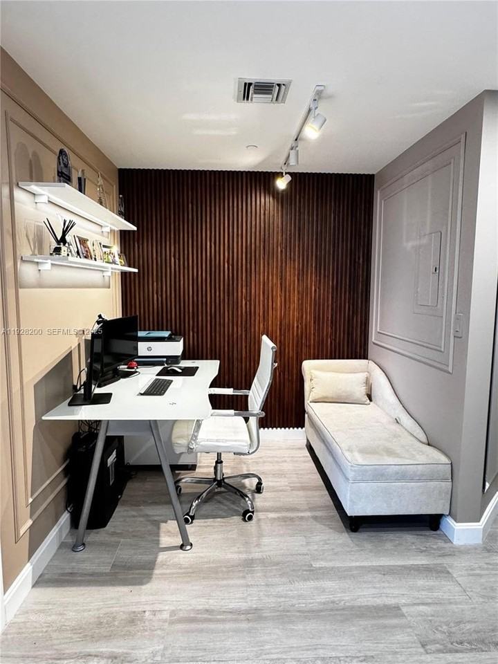 45 Sw 9th St #2303 - Photo 5 of 28