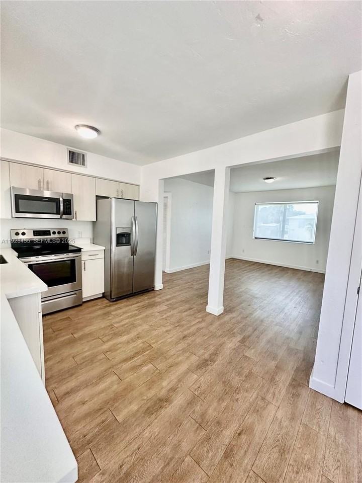 4204 Southwest 14th Street #3 - Photo 4 of 12