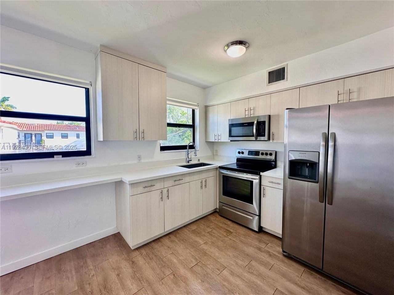 4204 Southwest 14th Street #3 - Photo 6 of 12