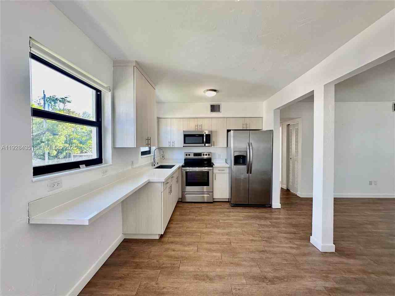 4204 Southwest 14th Street #3 - Photo 7 of 12