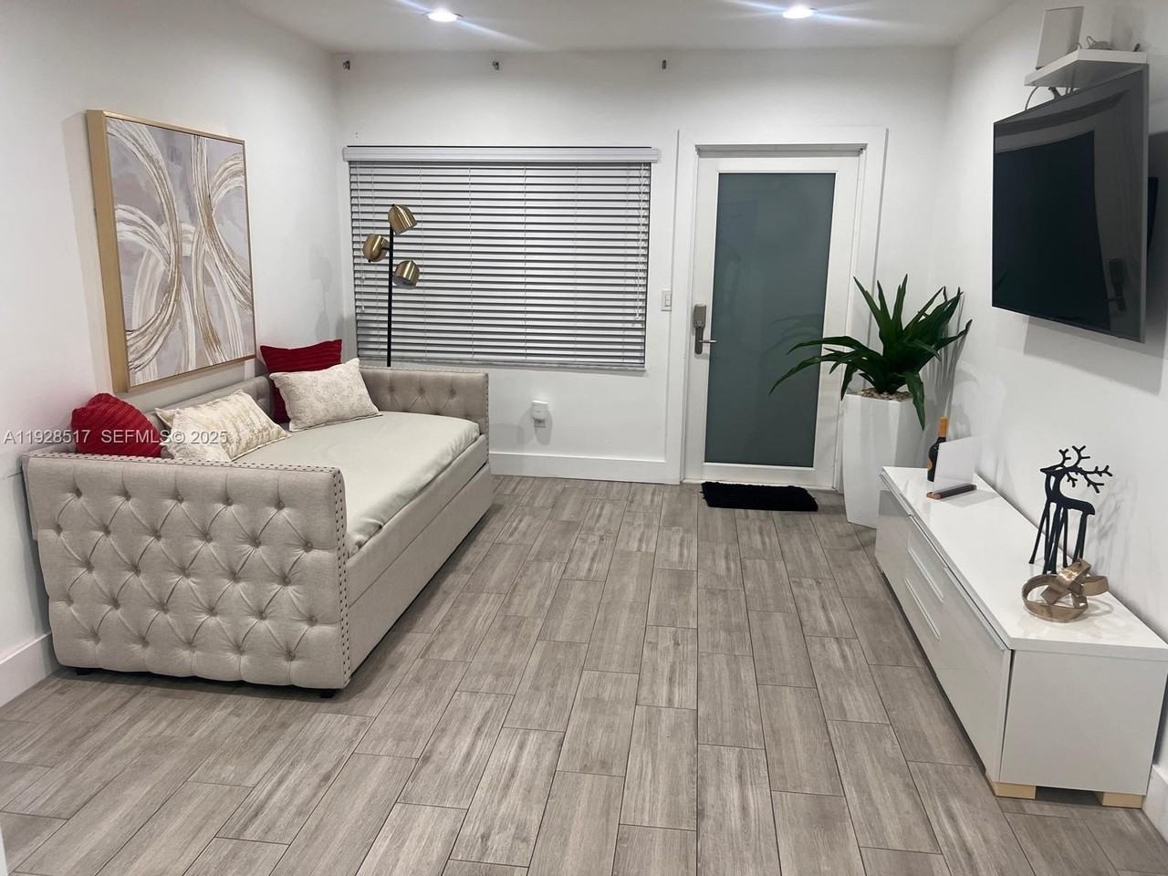 3675 Southwest 26th Street - Photo 5 of 29