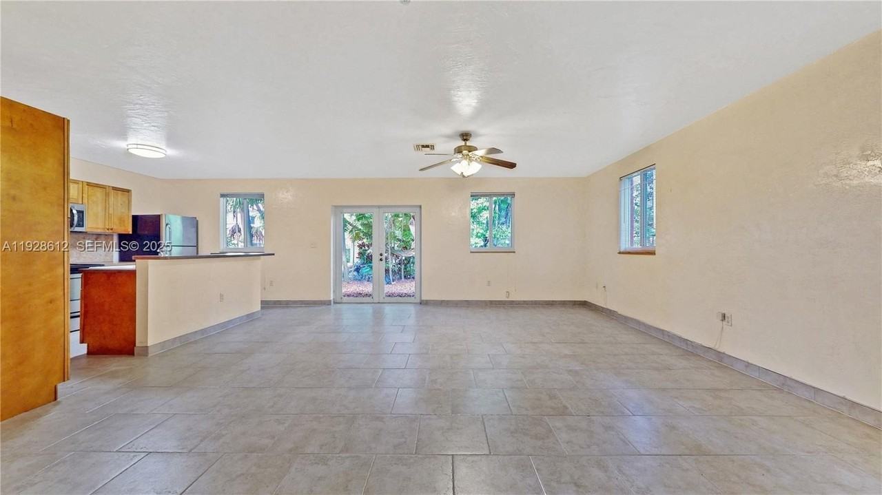 15735 Southwest 92nd Avenue - Photo 5 of 25