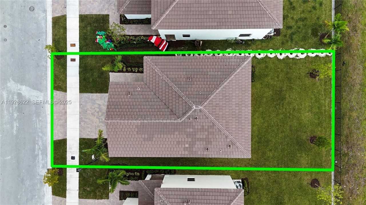 2498 Southeast 25th Street - Photo 2 of 47