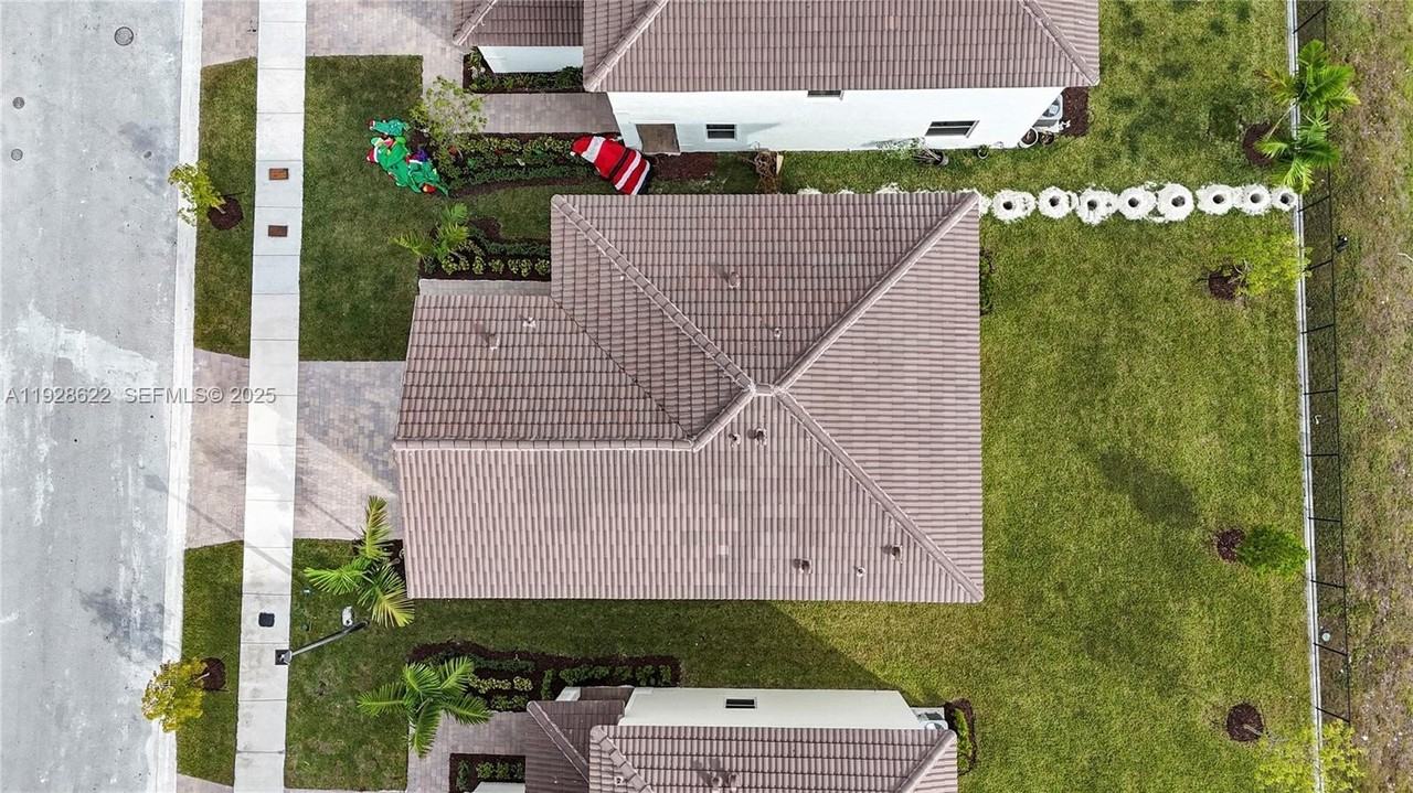 2498 Southeast 25th Street - Photo 3 of 47