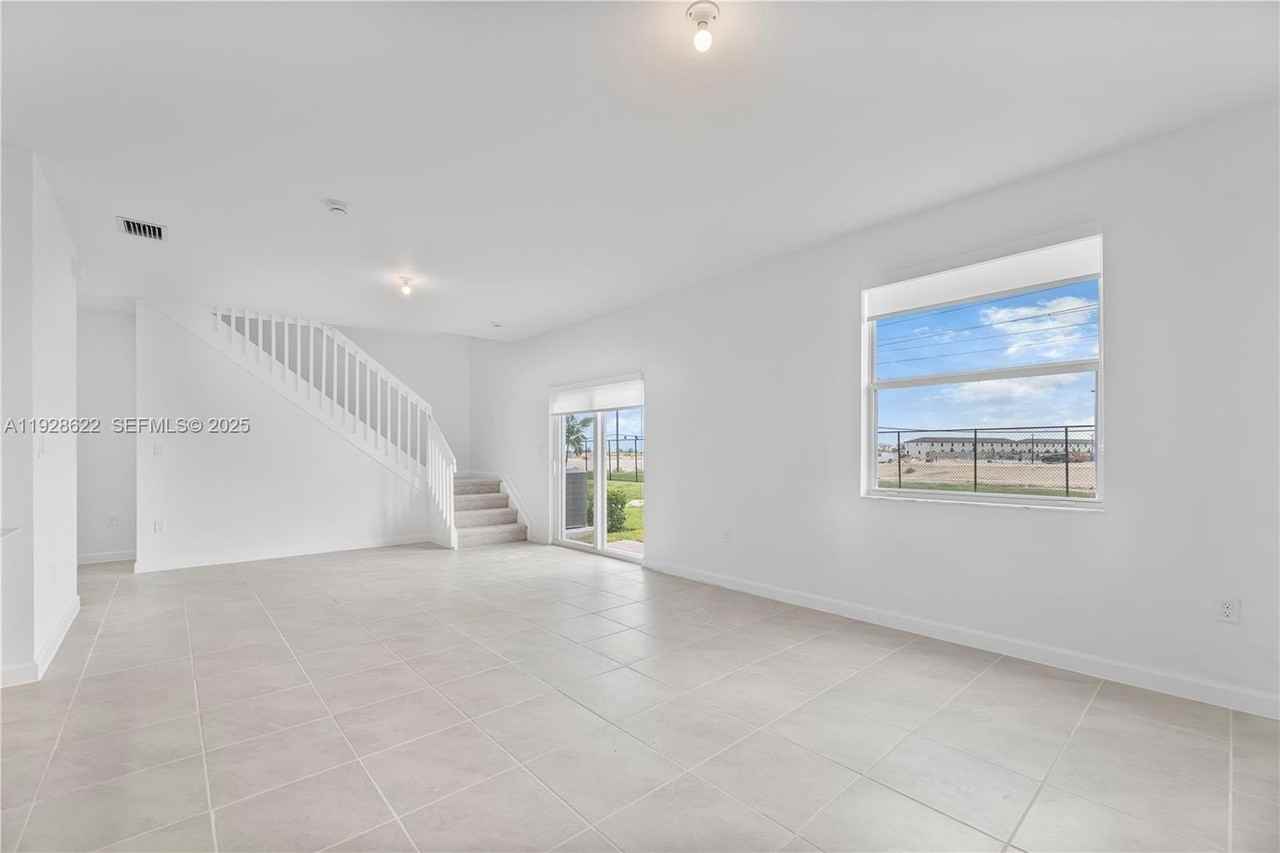 2498 Southeast 25th Street - Photo 6 of 47