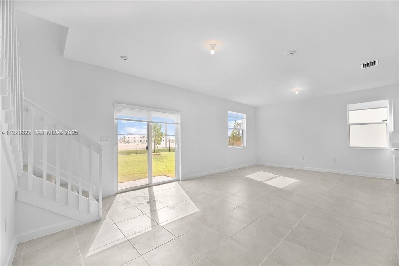 2498 Southeast 25th Street - Photo 7 of 47