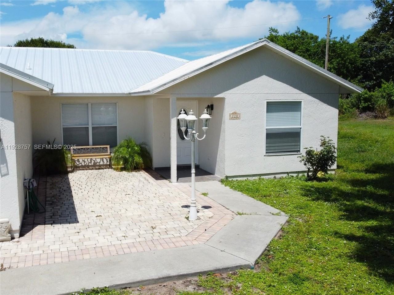 720 2nd Place Southwest - Photo 3 of 44