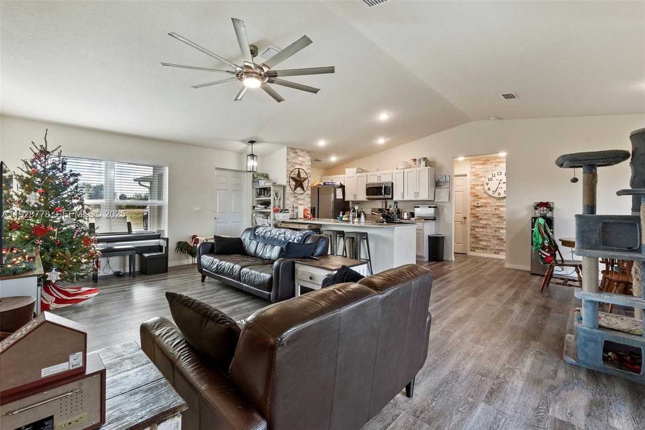 3019 Honeywood Road - Photo 5 of 18