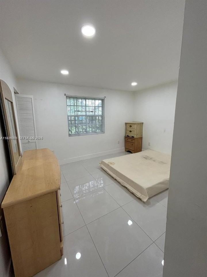 407 Northwest 33rd Street #3 - Photo 6 of 9