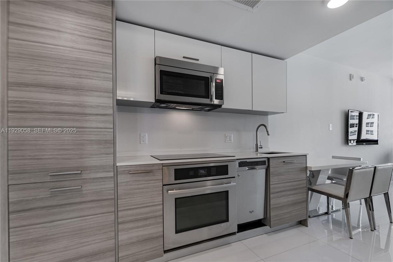 1300 Brickell Bay Dr #1912 - Photo 7 of 38