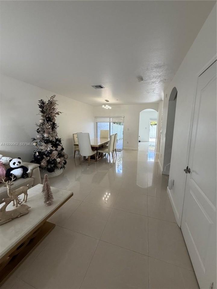 956 Southwest 148th Place - Photo 2 of 15