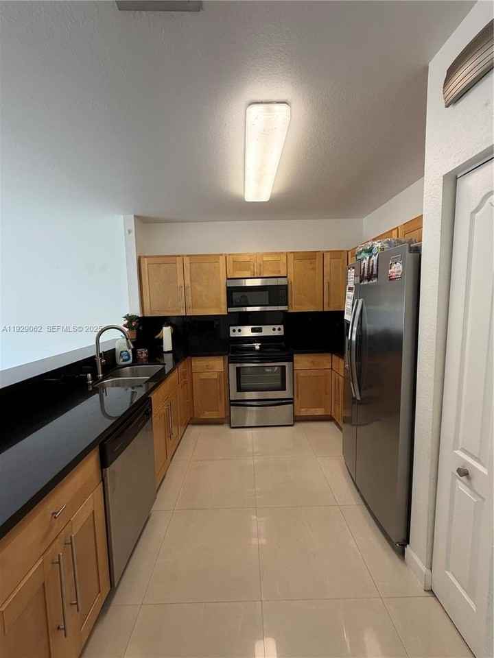 956 Southwest 148th Place - Photo 5 of 15