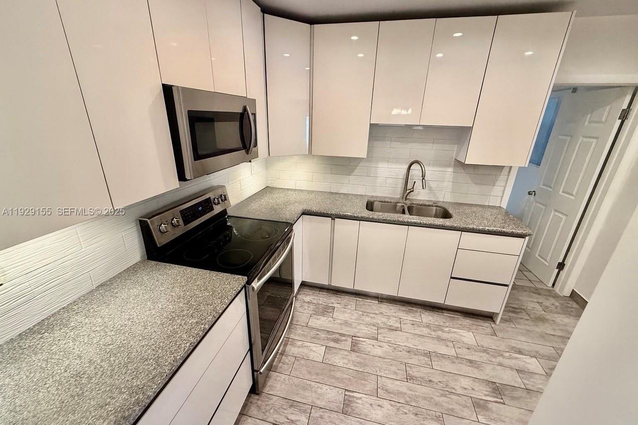 8855 Southwest 17th Terrace #0 - Photo 5 of 27