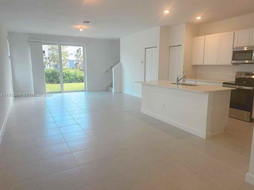 393 Southeast Crossoak Lane - Photo 2 of 10