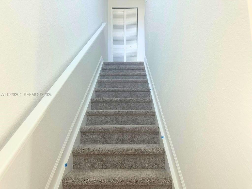 393 Southeast Crossoak Lane - Photo 4 of 10