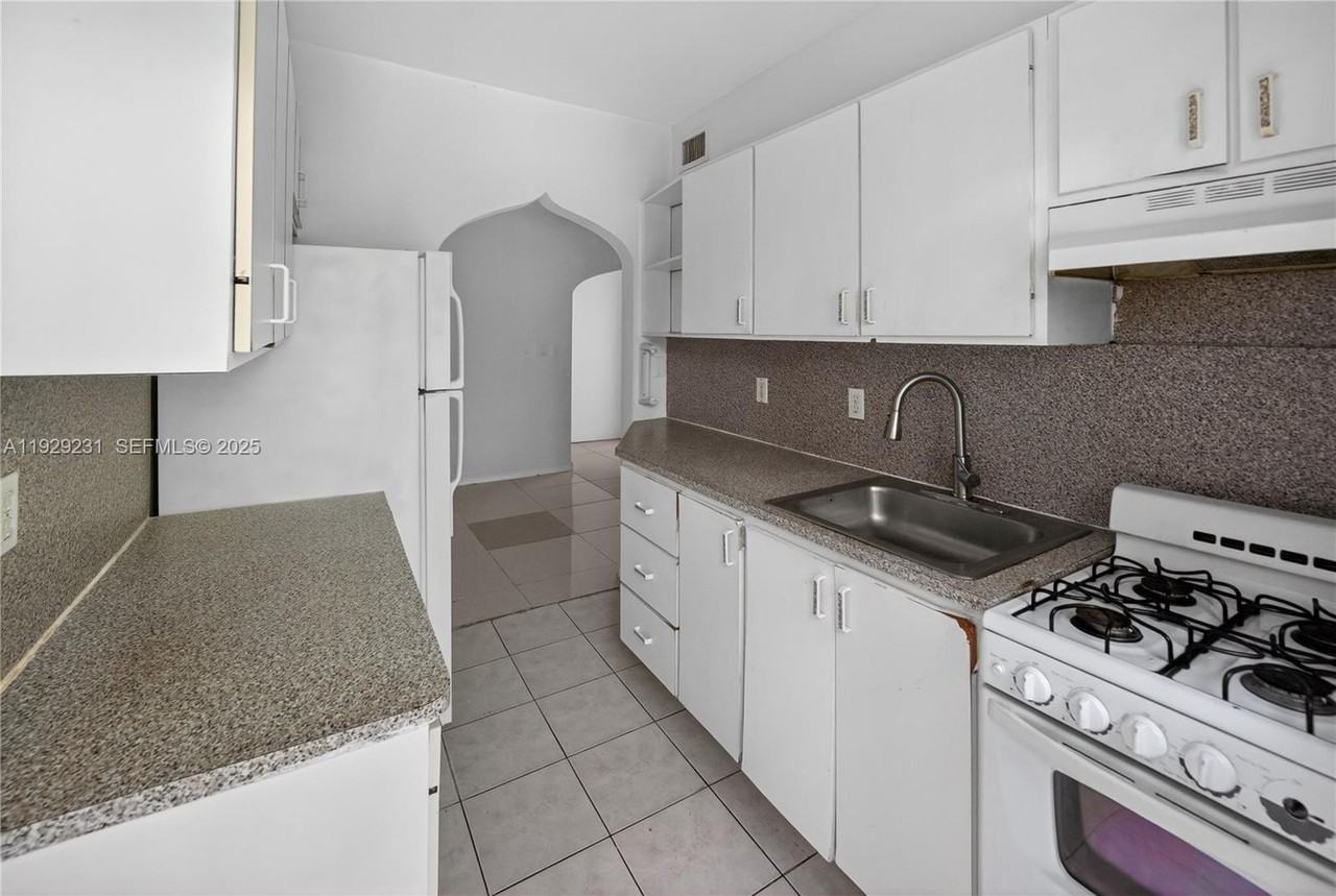 1220 Marseille Dr #5 - Photo 3 of 19