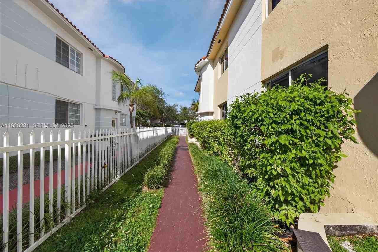 1220 Marseille Dr #5 - Photo 7 of 19