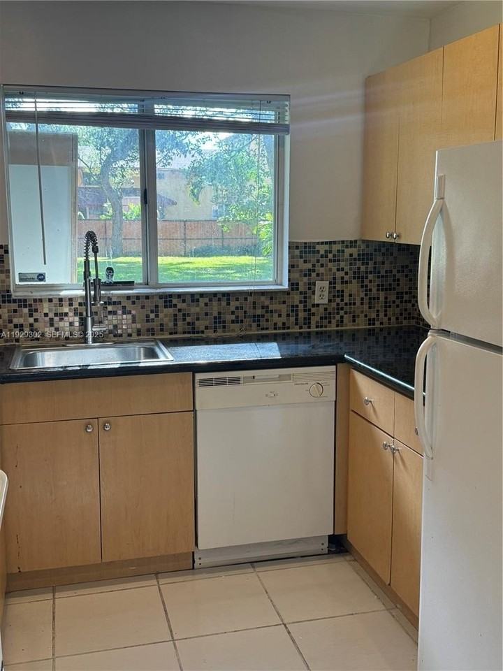 2522 Northeast 184th Terrace - Photo 2 of 5