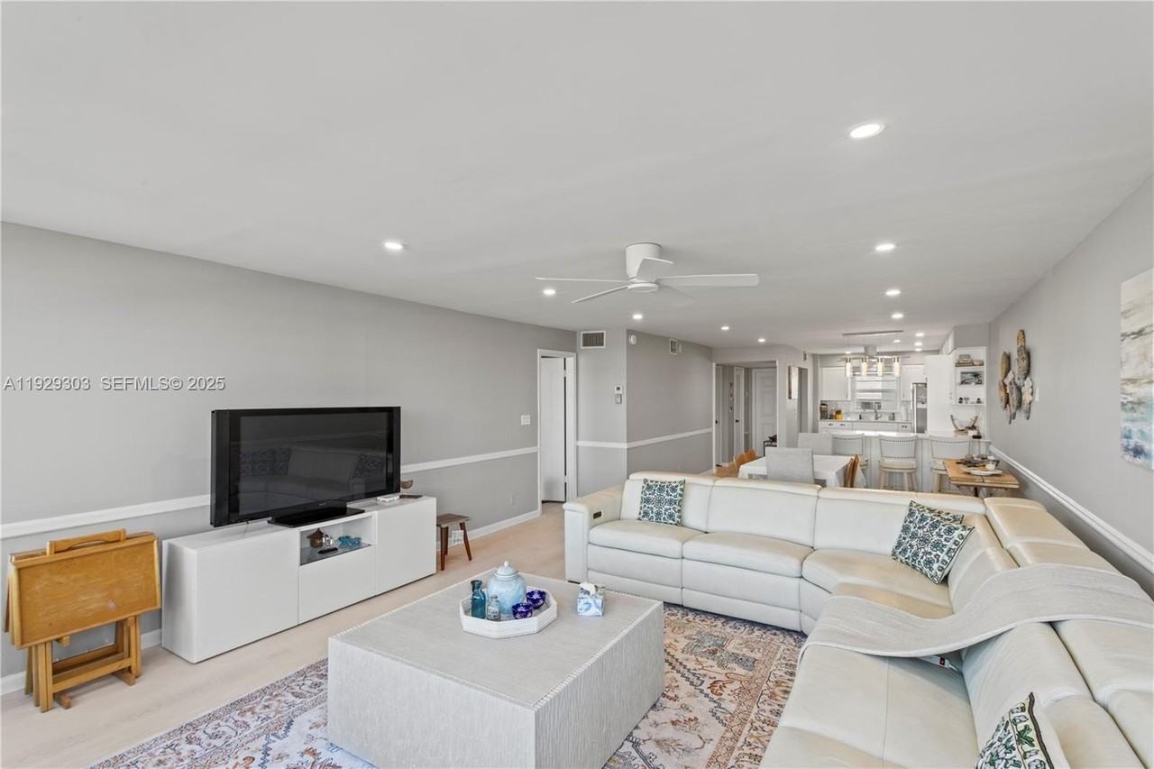 3051 Ne 48th St #307 - Photo 6 of 14