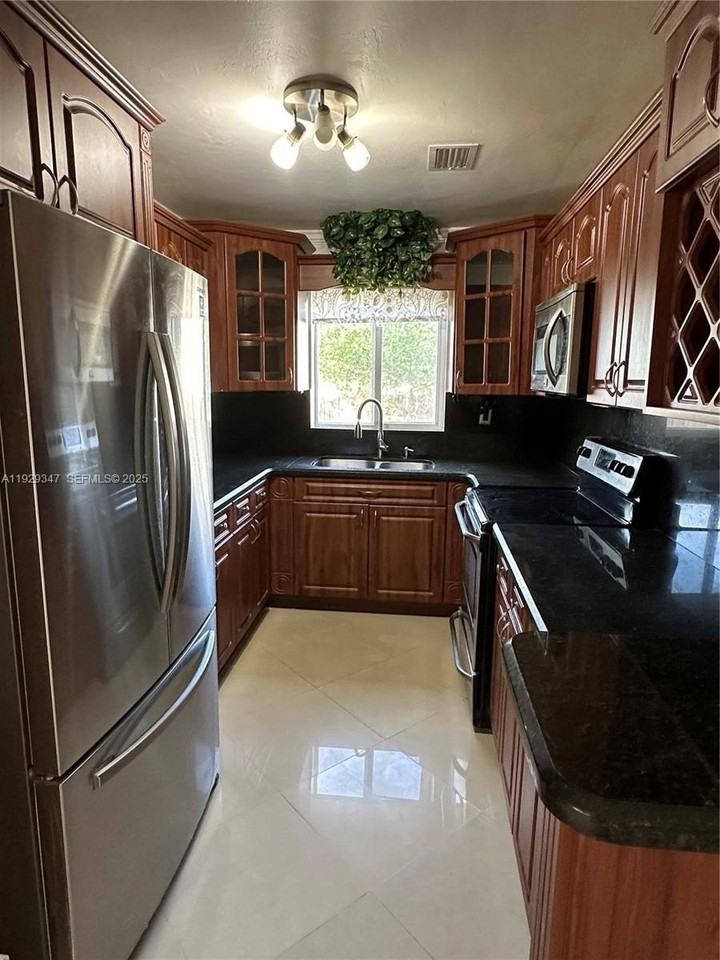 1718 North 27th Avenue - Photo 4 of 30