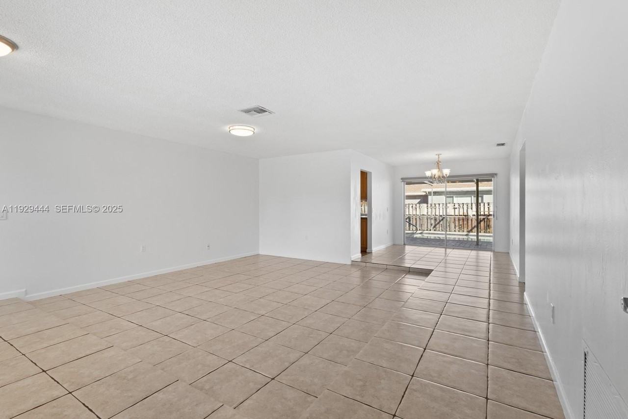 11431 Northwest 29th Street - Photo 5 of 24